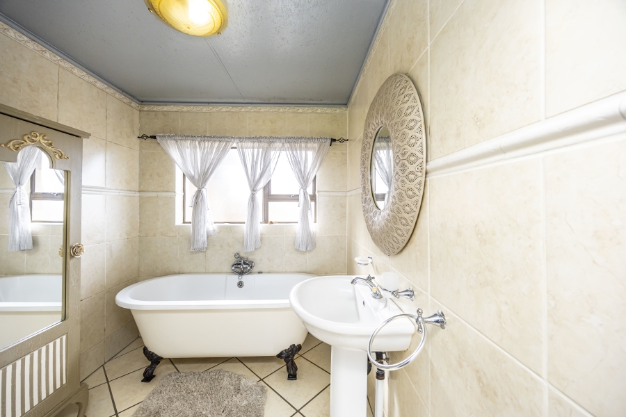 4 Bedroom Property for Sale in Sunnyridge Eastern Cape